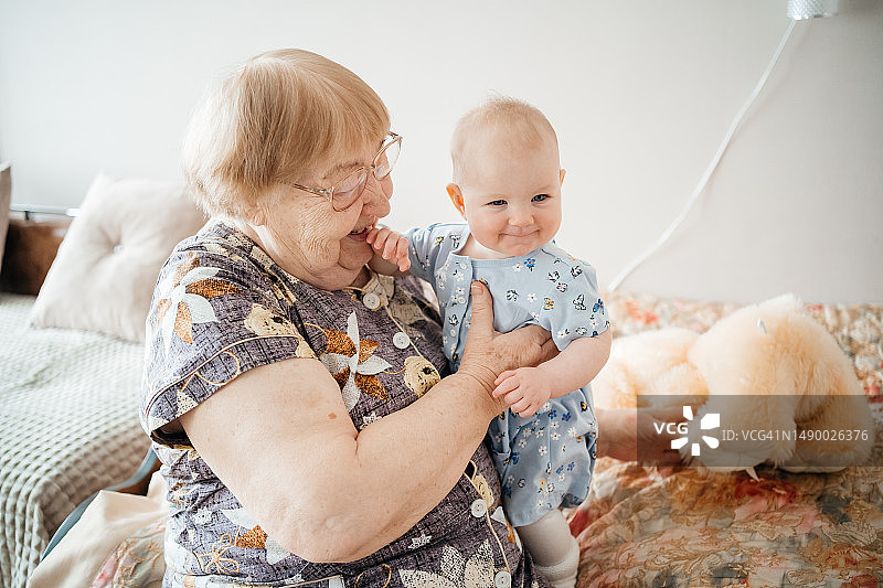 曾祖母拥抱曾孙女图片素材