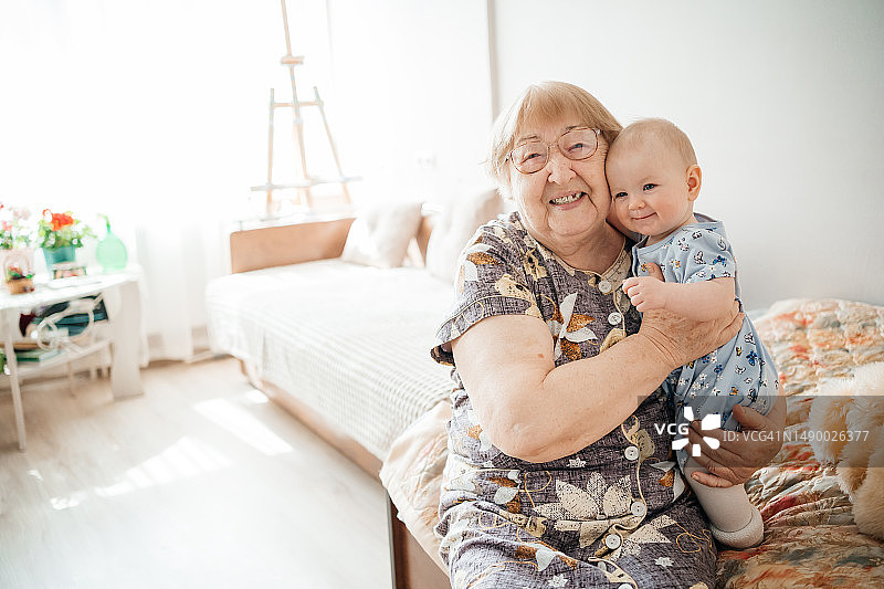 曾祖母拥抱曾孙女图片素材