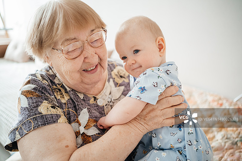 曾祖母拥抱曾孙女图片素材