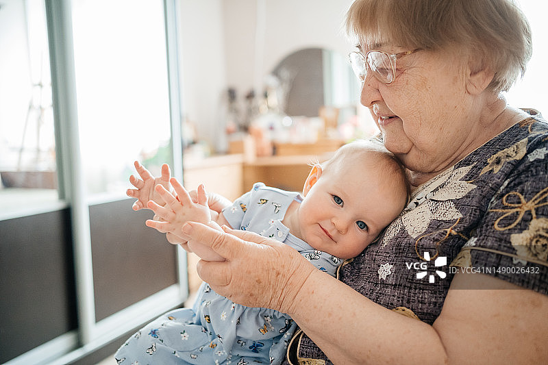 曾祖母拥抱曾孙女图片素材