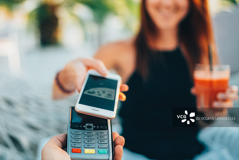夏季假期的手机支付图片素材