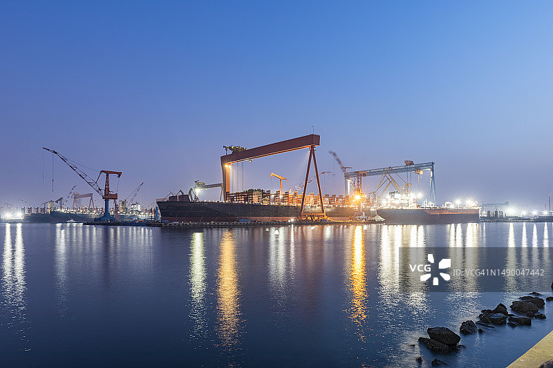 夜间造船厂的起重机图片素材