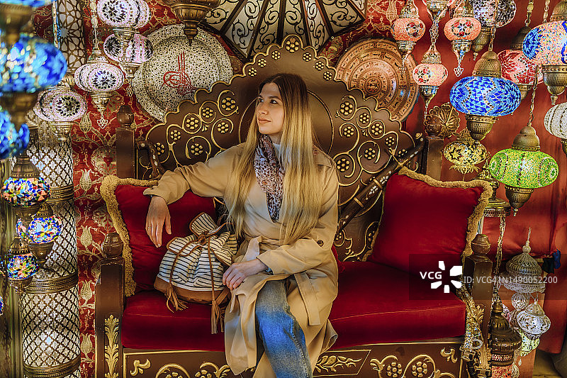 在伊斯坦布尔大巴扎的灯具店里的女人图片素材