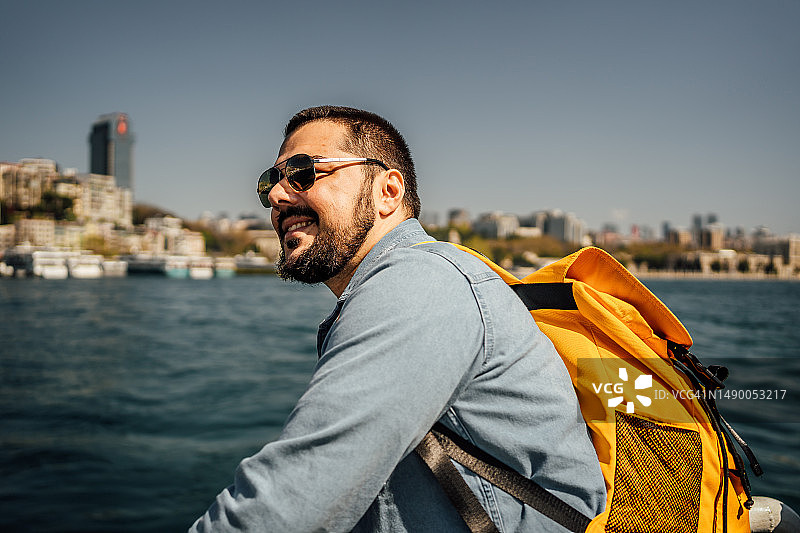 男人在渡轮上欣赏伊斯坦布尔的景色图片素材