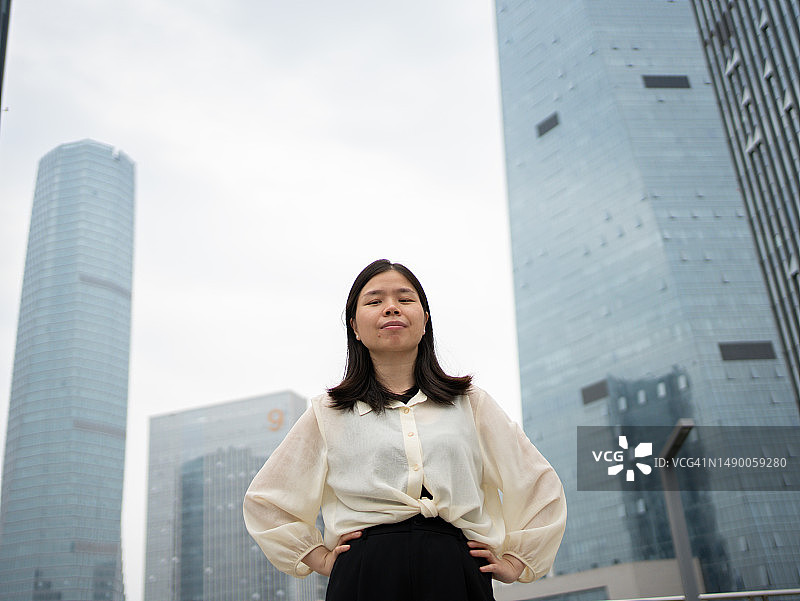 在商业区的亚洲女人图片素材