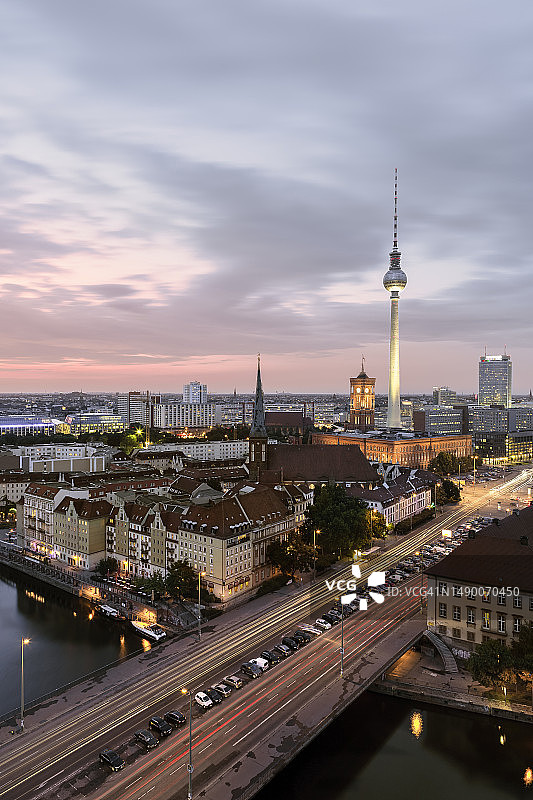 黎明时分的柏林天际线，施普雷河和电视塔图片素材