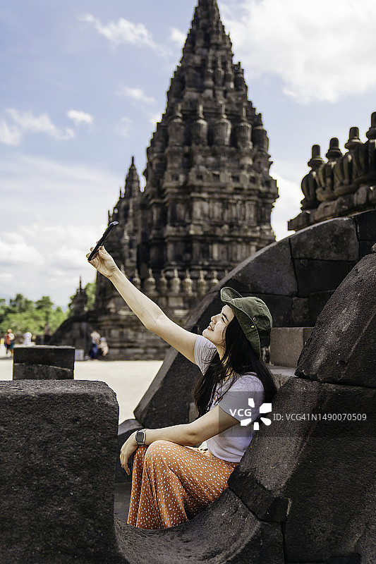 年轻游客探索古城并拍照图片素材