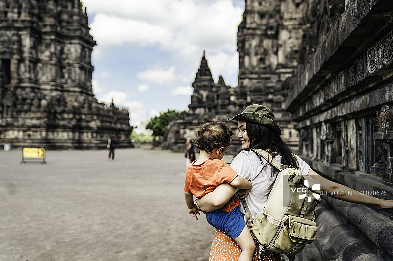 亚洲女性带着儿子参观日惹的普兰巴南寺庙图片素材