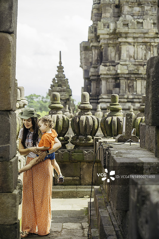 亚洲女性带着儿子参观日惹的普兰巴南寺庙图片素材