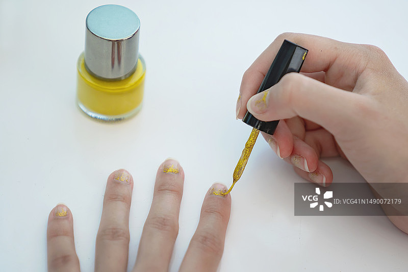 女孩在家涂指甲油的个人视角图片素材