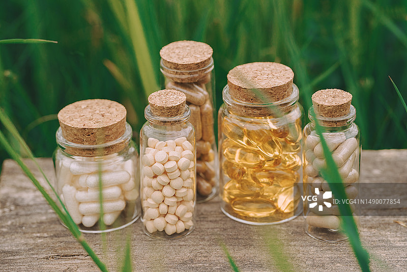 明胶胶囊和药丸 玻璃罐带软木塞图片素材