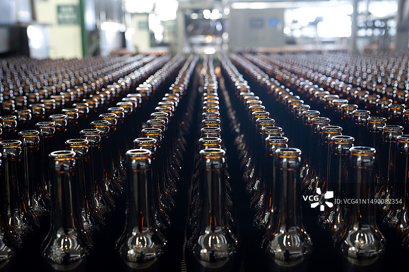 玻璃瓶自动化生产车间图片素材