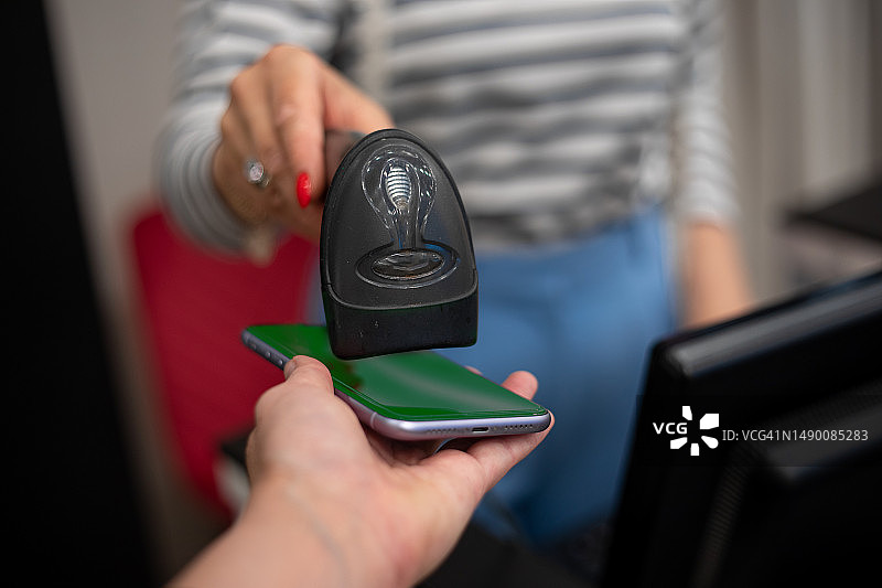 用手机进行非接触式支付图片素材
