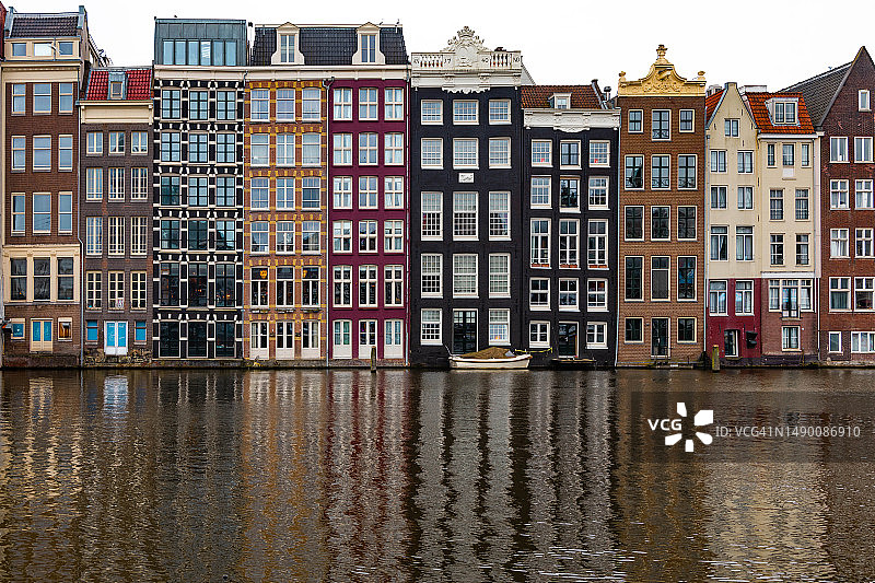 阿姆斯特丹运河与砖房和运河倒影的田园风光图片素材