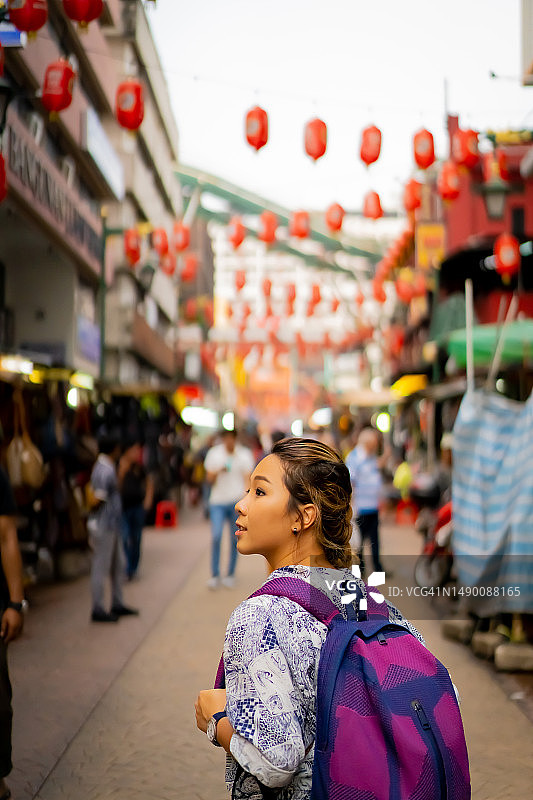 年轻亚洲女人独自背包旅行背影图片素材