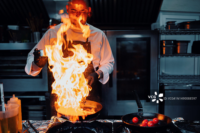专业厨师在商业厨房中烹饪美食图片素材