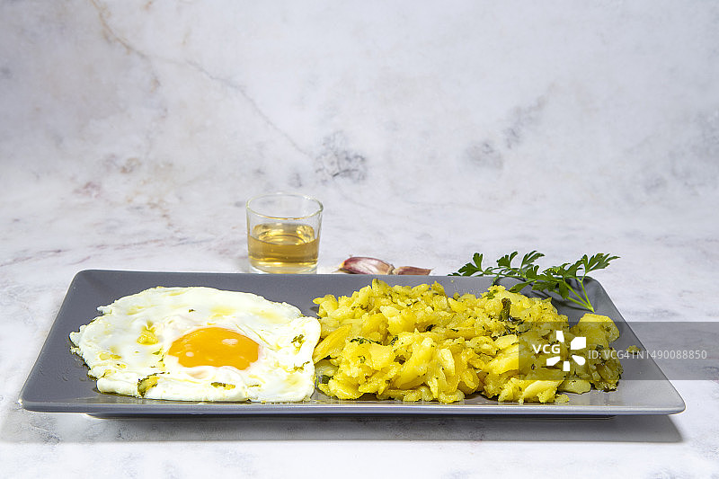 一盘“穷人土豆”配煎蛋图片素材