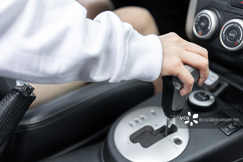 女司机使用汽车自动变速系统图片素材