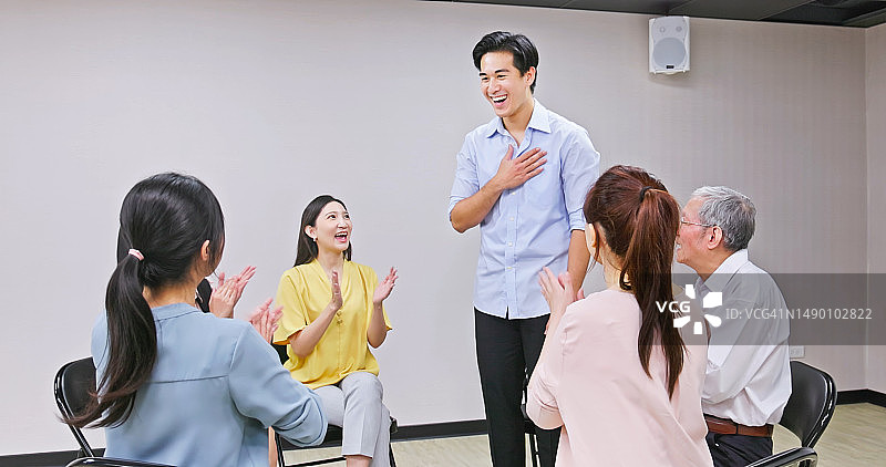 女人参加匿名戒酒互助会图片素材