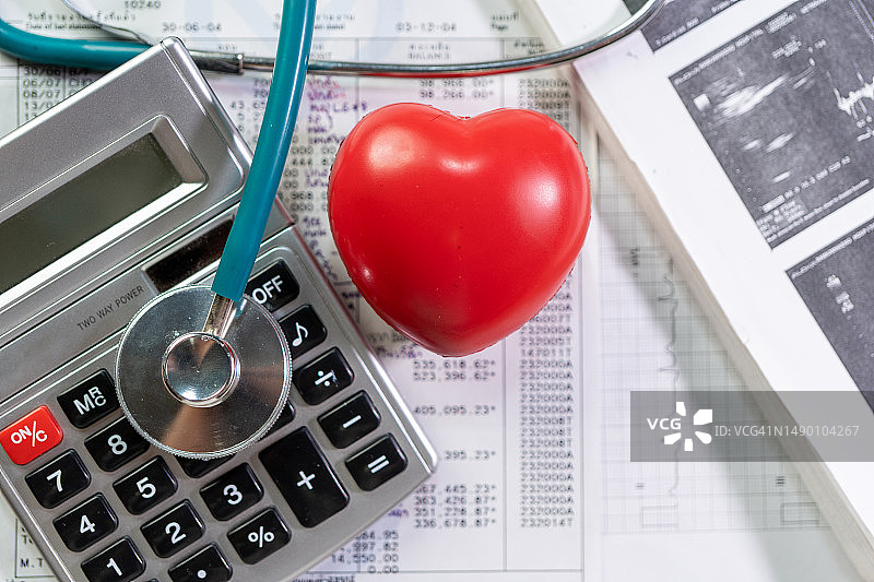听诊器、红心、心电图和计算器图片素材