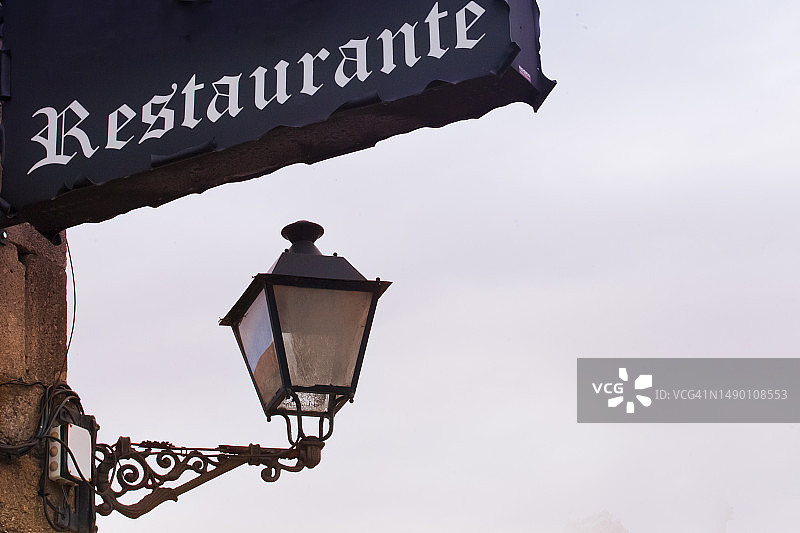 铸铁餐厅招牌与老式街灯图片素材