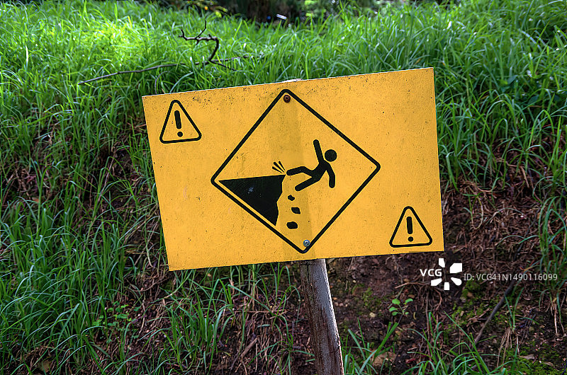 地面塌陷危险警告标志图片素材