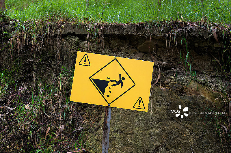 地面塌陷危险警告标志图片素材