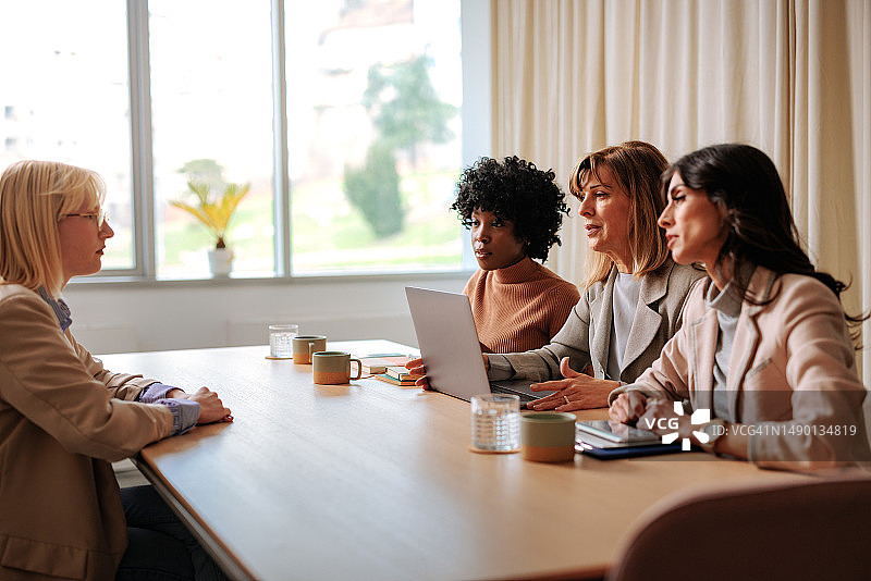 公司员工面试求职者图片素材