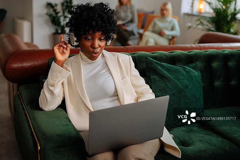 在公司休息室参加Zoom会议的商务女性图片素材