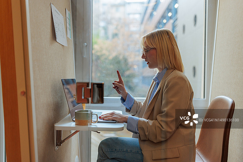 在办公室隔间参加在线会议的女商人图片素材