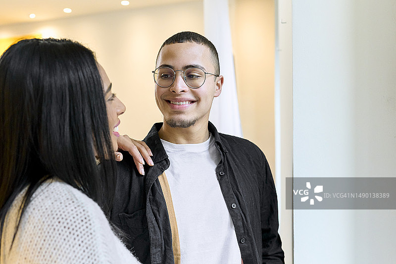 戴眼镜的男人和女人亲密交谈图片素材