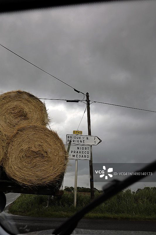 卡车上的大型干草捆图片素材