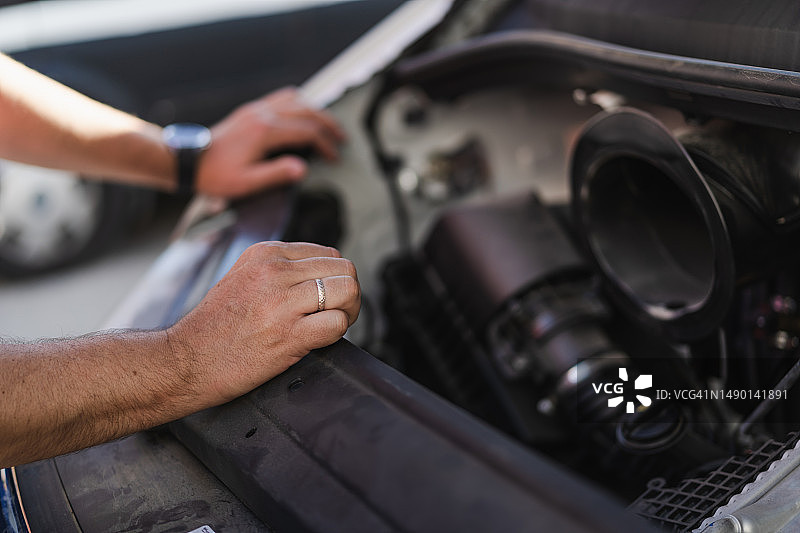 试图修理故障车辆的人图片素材