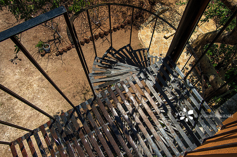 建筑物外部的螺旋金属板条楼梯图片素材