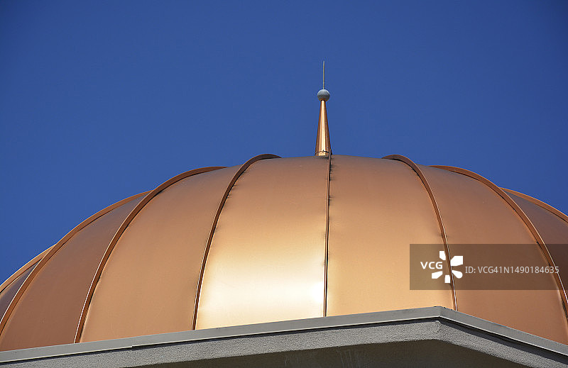 晴朗蓝天下的铜制穹顶图片素材