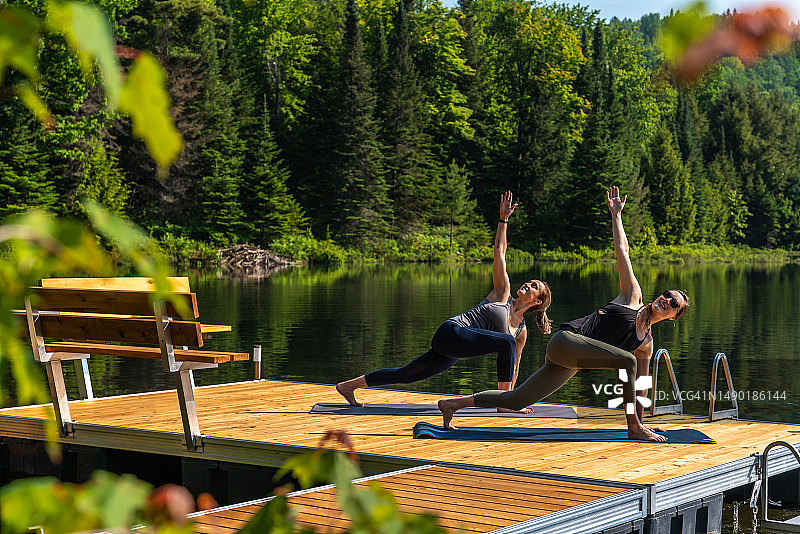 女人们在做瑜伽图片素材