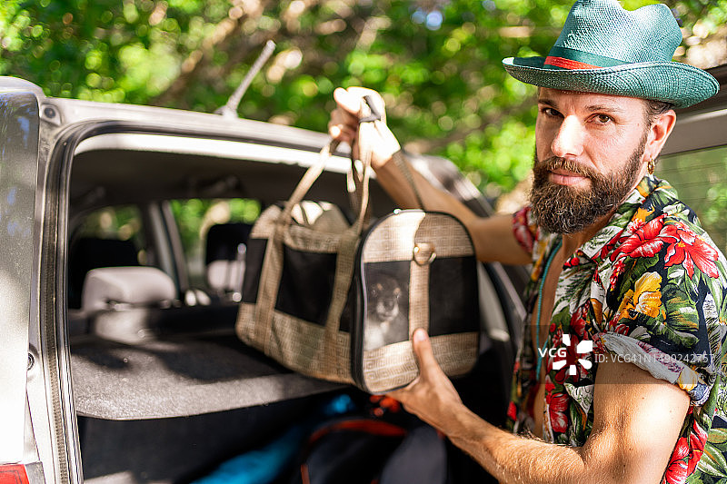 男子带宠物狗下车图片素材