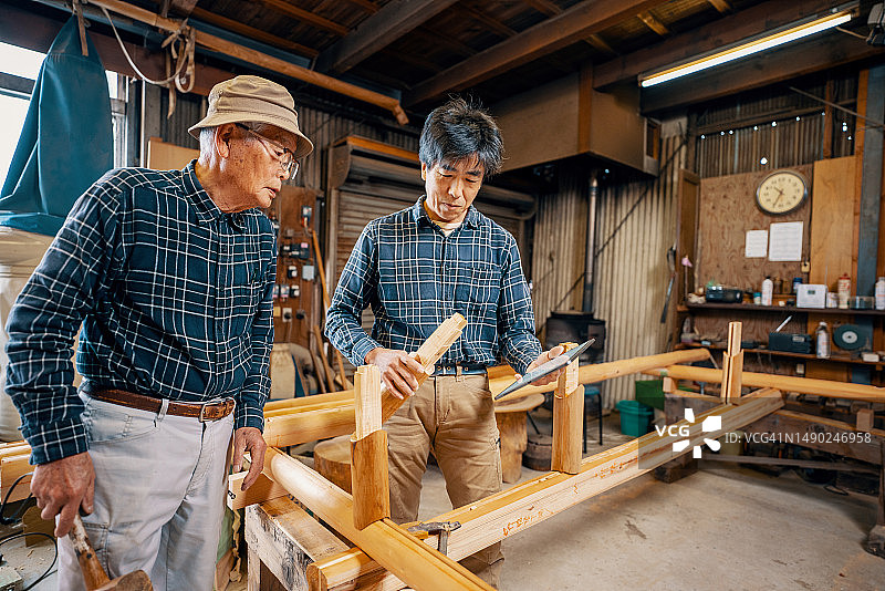 两个木匠正在看数位板上的蓝图图片素材