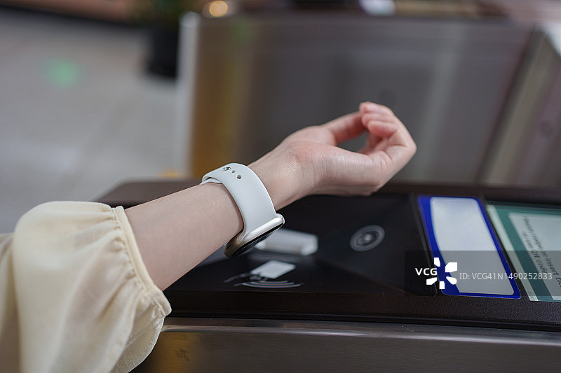 智能手表免密码支付图片素材