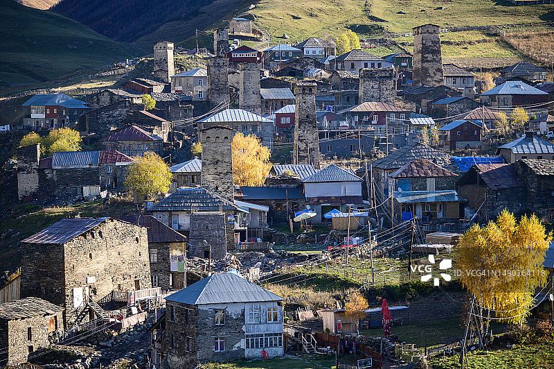佐治亚州斯瓦内蒂的大高加索山脉和乌什古利村。图片素材