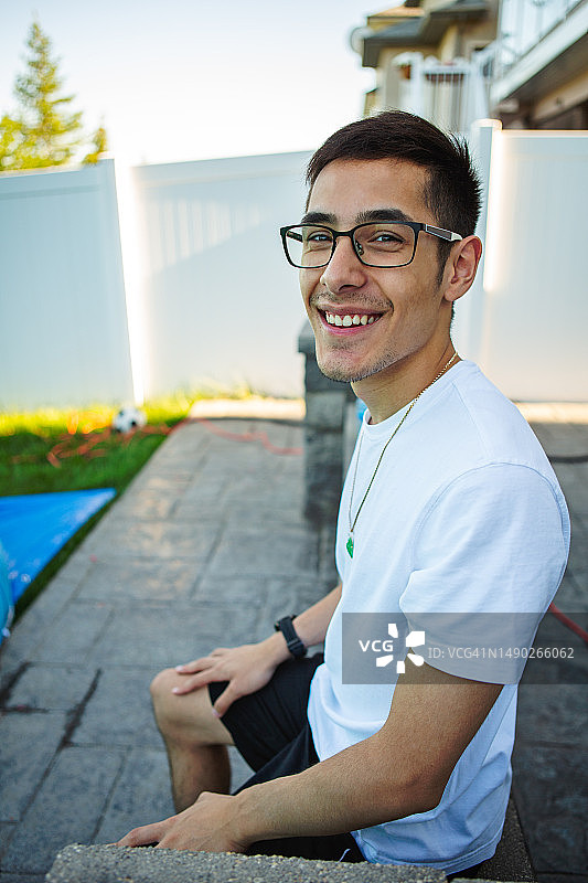 在后院开心的年轻人图片素材