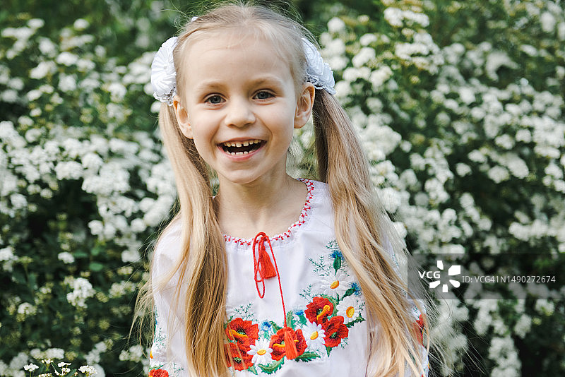 穿乌克兰民族服装的小女孩图片素材