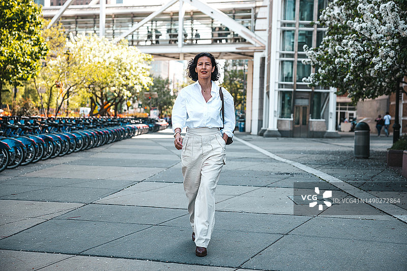 在城市中心区走向办公室的优雅女人图片素材