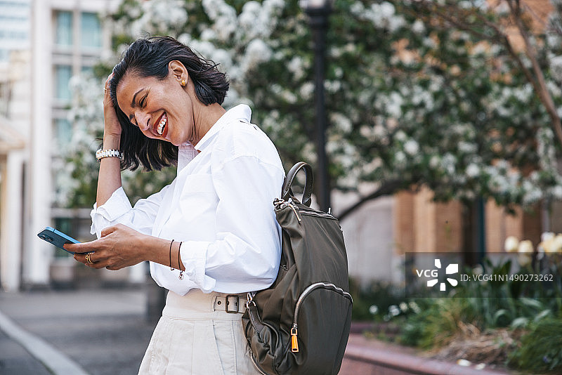 在城市中心区走向办公室的优雅女人图片素材