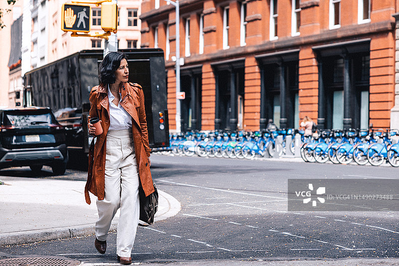 在市中心过马路去办公室的职业女性图片素材