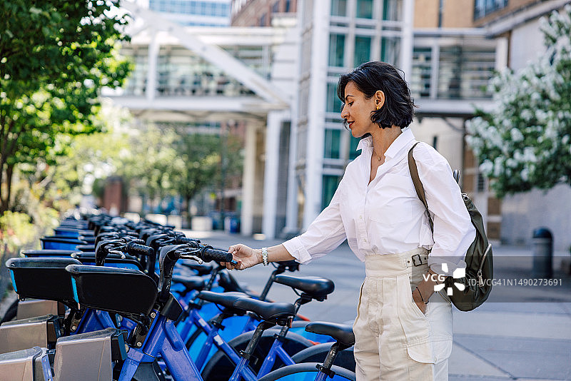 骑自行车上班的女人图片素材