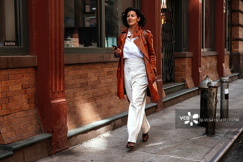 在上班路上的女商人图片素材