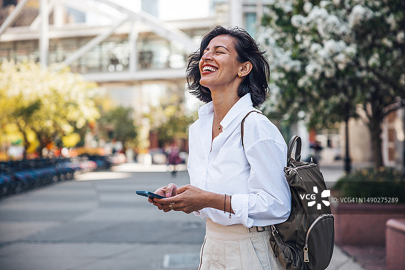 在城市中心区走向办公室的优雅女人图片素材