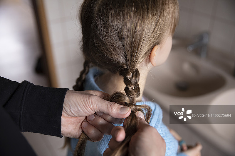 父亲在浴室里给孩子编长发图片素材