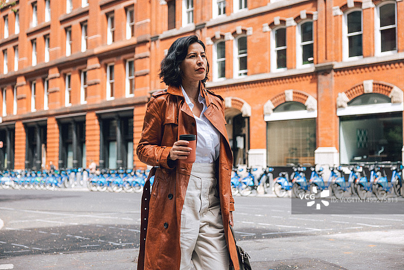 女商人穿过街道前往市中心办公室图片素材